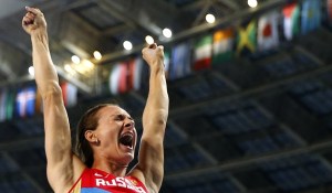 Yelena Isinbáyeva dio el mejor salto de la noche en la final del salto con garrocha femenil de Moscu 2013 (Reuters).