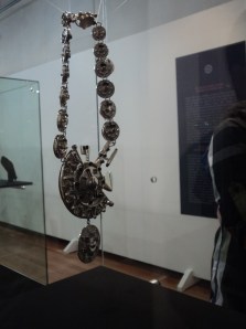 Collar ganador en Joyeria. Doble vista, imbuido en ciencia ficción, futurismo y Star Trek.