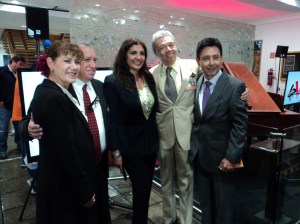 Sergio Solís Castellanos en compañía de María Beltrán y acompañantes. 