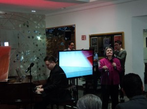 Marilú “la muñequita que canta”, durante su intervención musical. 