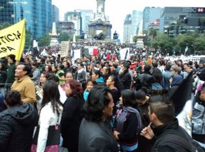 Aglomeración en El Ángel de la Independencia. 