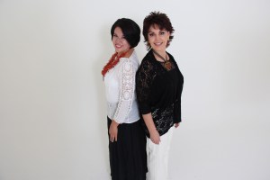 Tere Bermea y Gin Cárdenas, autoras de la obra "Sanar en el amor: el reto de las 9 puertas" que publica Ecdótica Editorial.