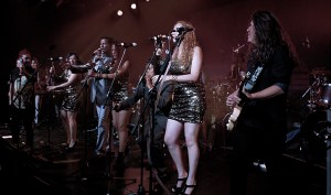 Un dueto interesante se dio con La Sonora Dinamita