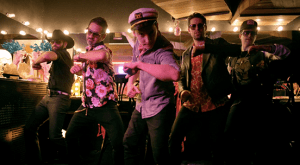 Kinky se encargó del tema musical de la película.