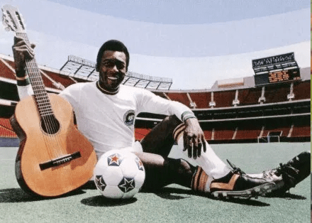 jugador en estadio con guitarra y balon