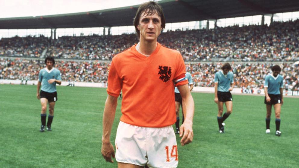 cruyff en cancha de futbol con uniforme de holanda