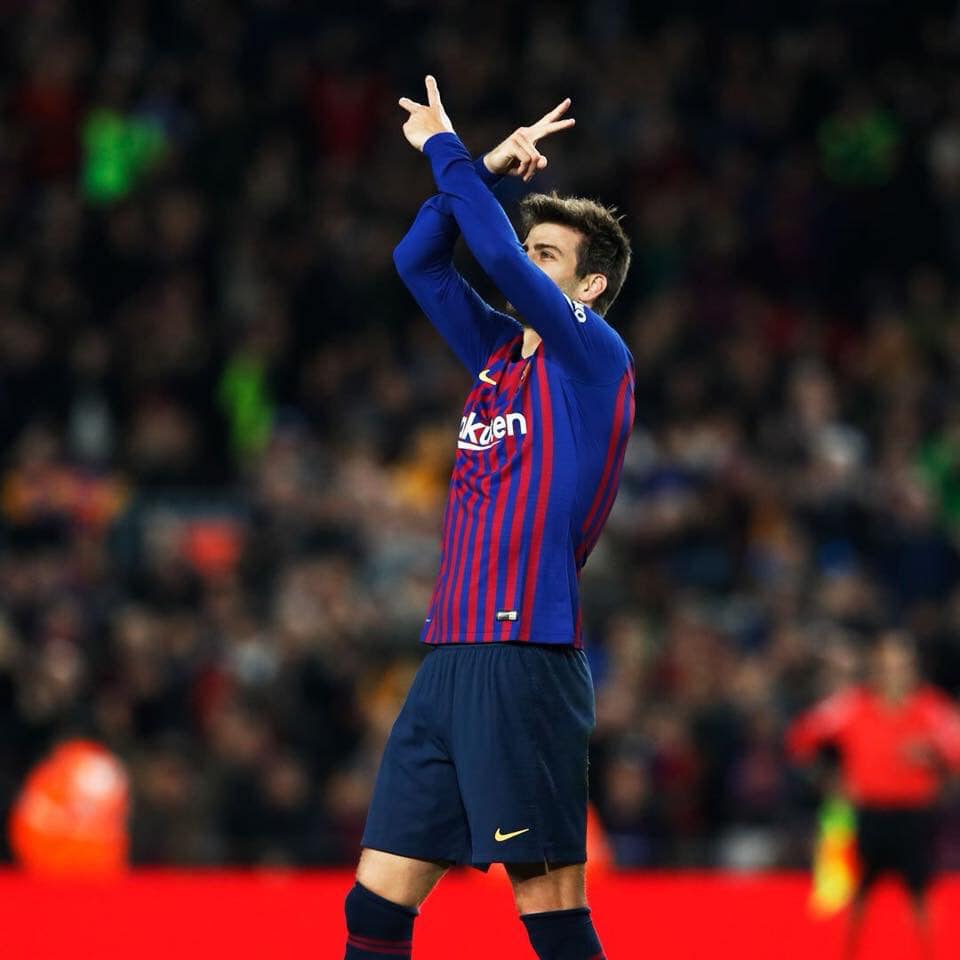 pique haciendo senas en un partido del barcelona